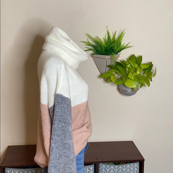 Dreamers- Color Block Sweater - Picture 4 of 6